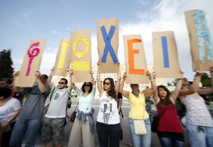 Έξι χρόνια στην κόψη των... μνημονίων