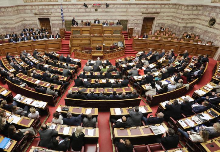 Βουλή: Σύσσωμη η αντιπολίτευση κατά της κυβέρνησης στο νομοσχέδιο για τη διαχείριση της πανδημίας