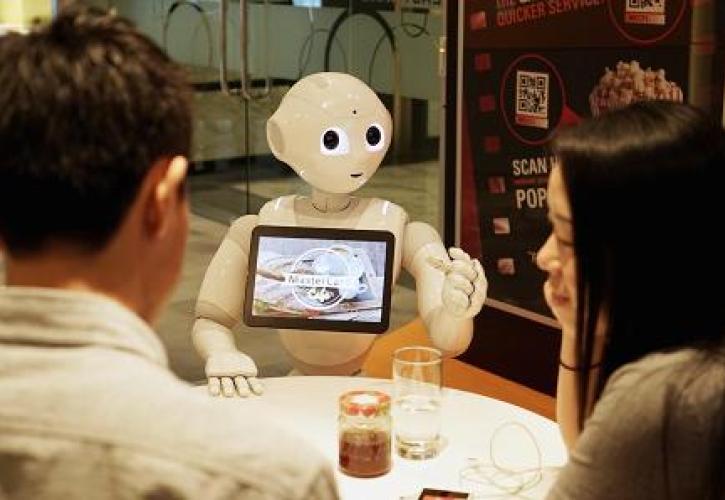 Το ρομπότ Pepper πιάνει την πρώτη του δουλειά