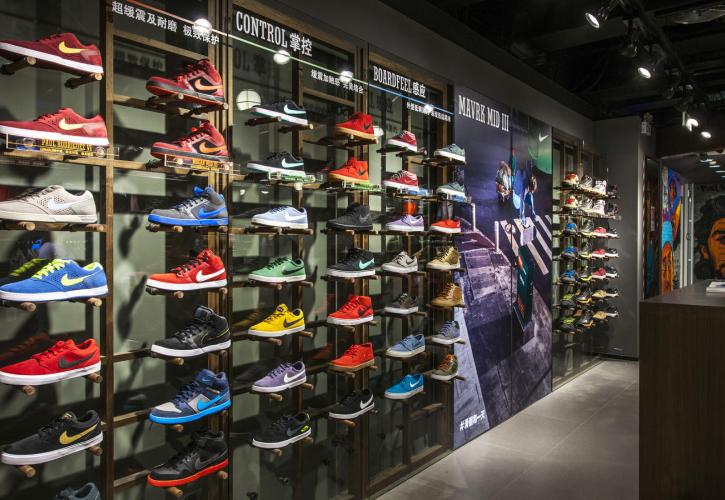 Nike: Κινδυνεύει να χάσει σημαντικό τμήμα της παραγωγής εξαιτίας των περιορισμών στο Βιετνάμ