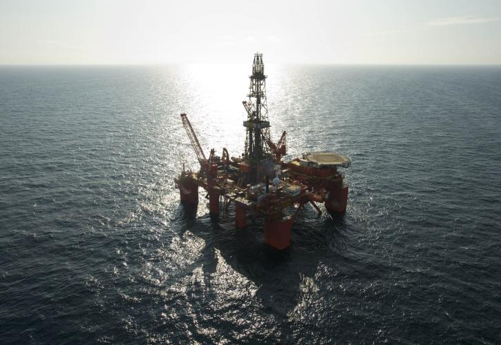 Στα 60 ή στα 80 δολάρια; Ερίζουν για την τιμή του πετρελαίου οι αναλυτές