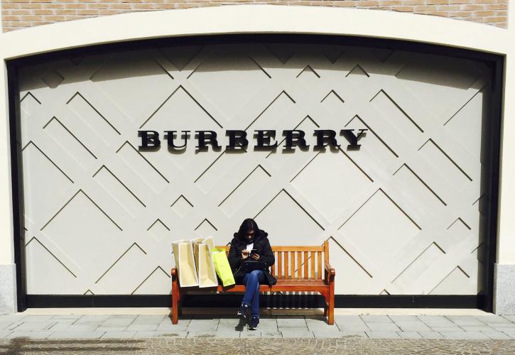 Burberry: Βουτιά ως 15% για τη μετοχή μετά την αναθεώρηση των προβλέψεων για τα κέρδη