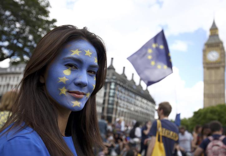 Ευρωπαϊκό διαβατήριο τρέχουν να βγάλουν οι Βρετανοί