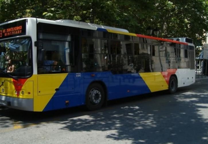 Θεσσαλονίκη: Αυτοκίνητο έπεσε σε στάση του ΟΑΣΘ μετά από τροχαίο – Τρεις τραυματίες