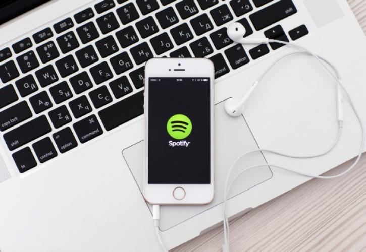 «Ξύλο» μετά μουσικής παίζουν Apple και Spotify