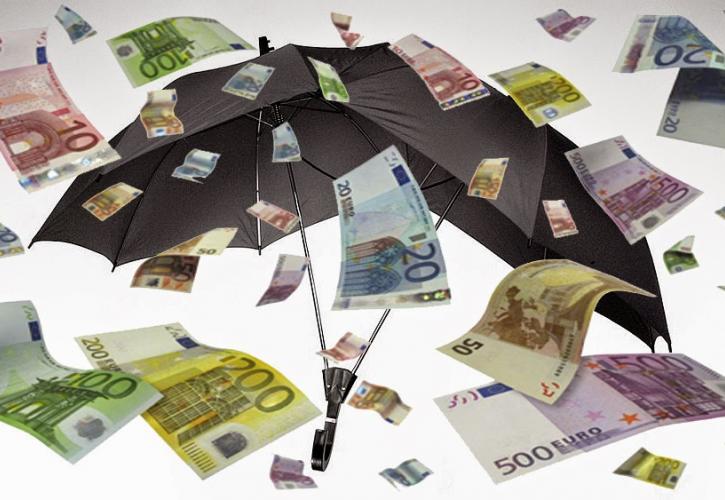 Άρχισε να… βρέχει ευρώ, αλλά οι τράπεζες κρατούν ομπρέλα