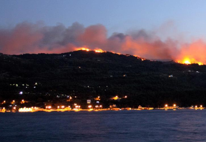 Σάμος: Συνέχεια στη «μάχη» με τις φλόγες από εναέριες και επίγειες δυνάμεις