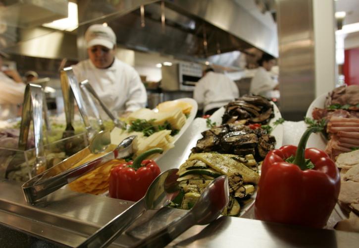 «Ανάρπαστοι» έγιναν σερβιτόροι, μπάρμαν, ψήστες και καμαριέρες