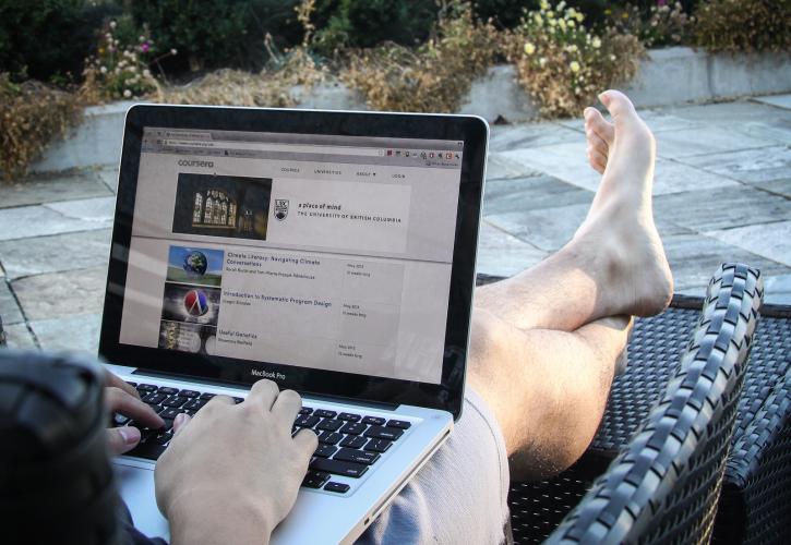 Παύουν να είναι δωρεάν τα διάσημα online μαθήματα Coursera