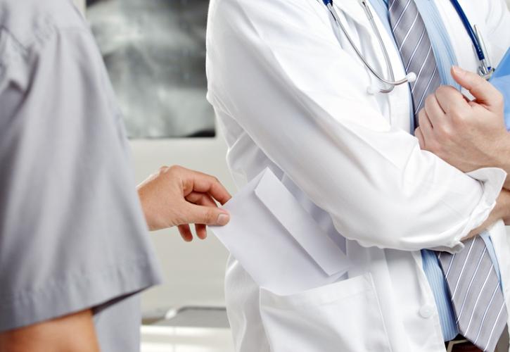 Θεσσαλονίκη: Γιατρός συνελήφθη για «φακελάκια» - Ως 1.600 ευρώ η ταρίφα