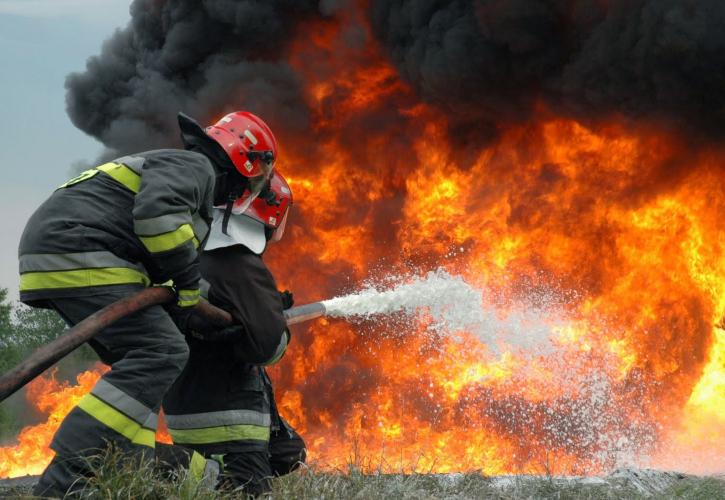 Μάχη των πυροσβεστών ενάντια σε πυρκαγιά στη Μόρια