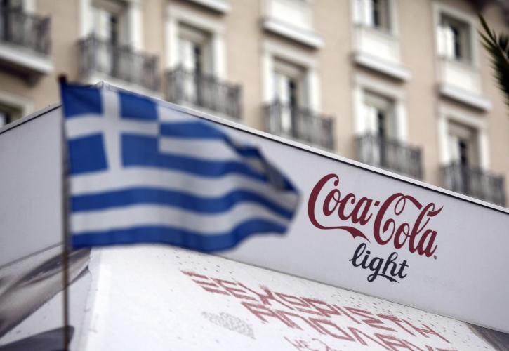 Η Coca-Cola στην Ελλάδα μειώνει τη χρήση του πλαστικού στις πολυσυσκευασίες αλουμινίου