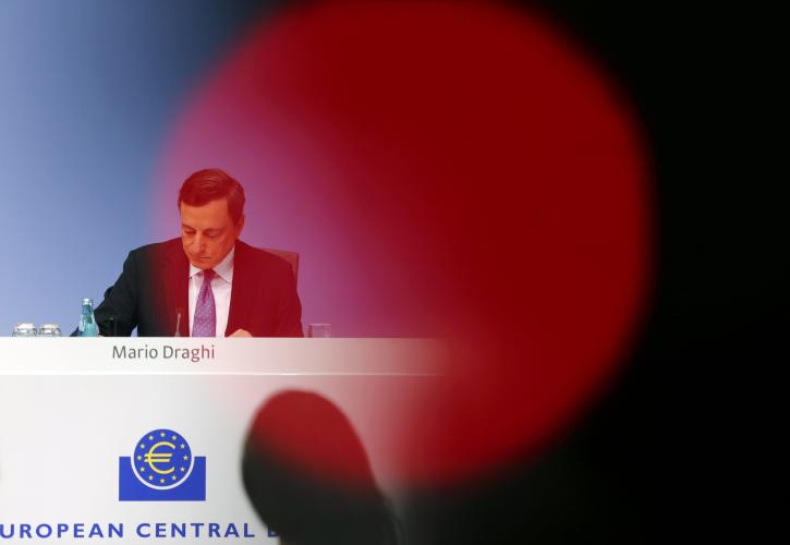 «Σκούρα τα πράγματα» για τον Draghi από την πτώση του πετρελαίου
