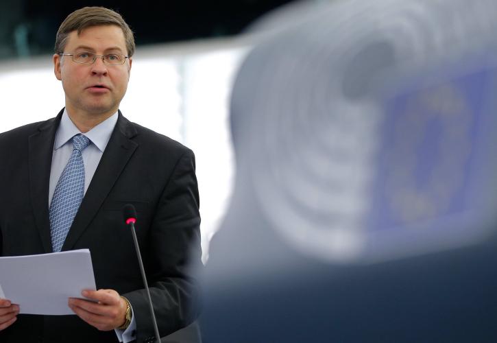 Στον τοίχο ο Dombrovskis για τους χειρισμούς της ελληνικής κρίσης