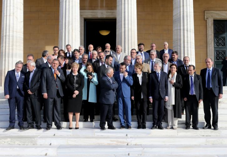Νέοι υπουργοί, αλλά τα ίδια δύσκολα μέτωπα με τους θεσμούς 