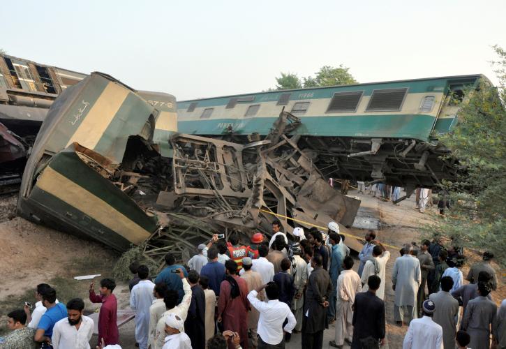 Πακιστάν: Τουλάχιστον 30 νεκροί, 50 τραυματίες σε σύγκρουση τρένων