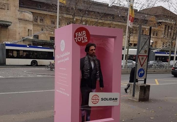 Ο Ken διαδηλώνει για τις συνθήκες εργασίας στην Κίνα