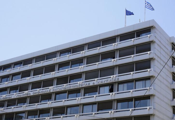 Με φόρους «ξορκίζουν» τον κόφτη και το 2017