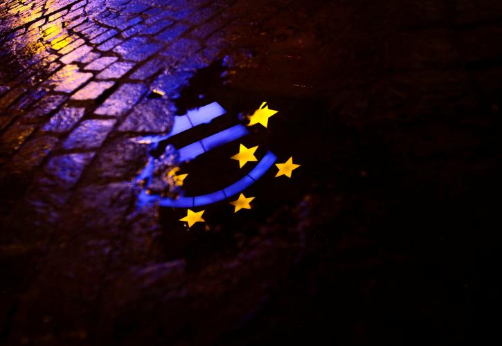 ΕΚΤ: Τα σοκ αβεβαιότητας απειλή για το ευρώ