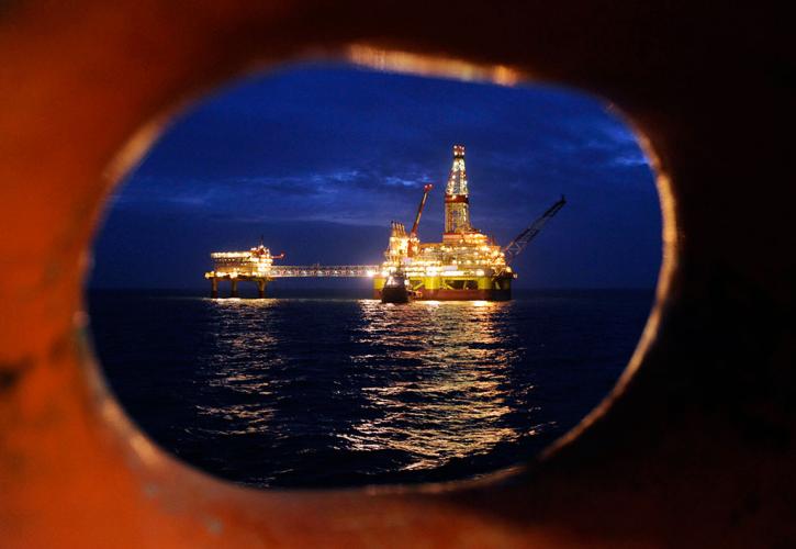 IEA: Μειωμένη η παγκόσμια ζήτηση πετρελαίου το 2022 λόγω της Όμικρον