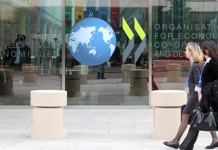 ΟΟΣΑ: Tο «φακελάκι» θεσμός βαθιά ριζωμένος στην Ελλάδα