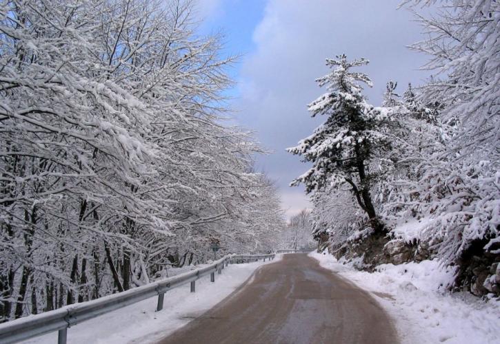 Θεσσαλονίκη: Έπεσαν τα πρώτα χιόνια - Πού χρειάζονται αντιολισθητικές αλυσίδες