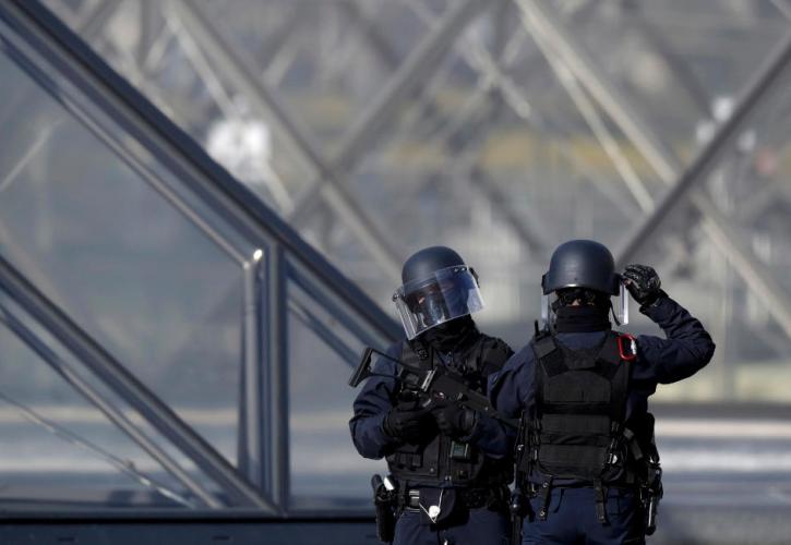 Γαλλία: Ακόμα τέσσερις συλλήψεις για τη ληστεία στο Λούβρο