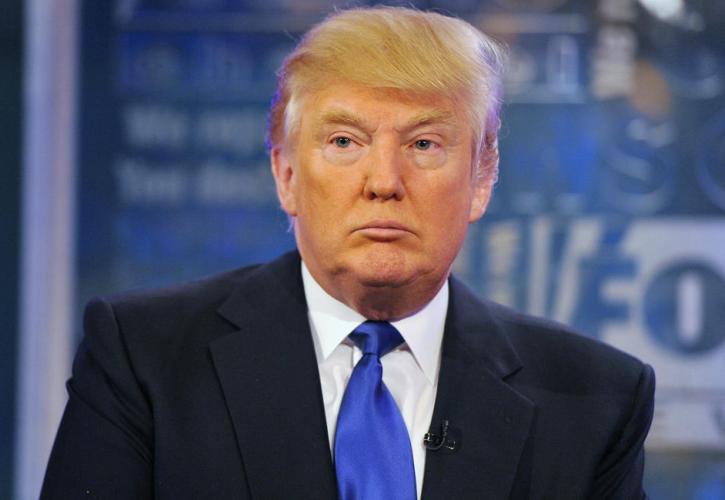 Ο Τραμπ έχει φάει κόλλημα με αυτά τα παπούτσια και τα κάνει δώρο σε όλους - Γιατί κάποιοι γελάνε μ' αυτά;