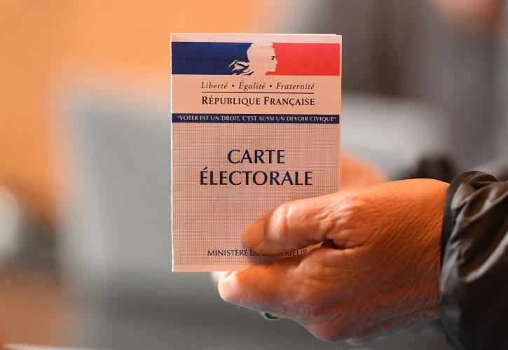 Γαλλία: Δημοσκόπηση θέλει μονομαχία Μακρόν-Πεκρές στο Β' γύρο των προεδρικών εκλογών