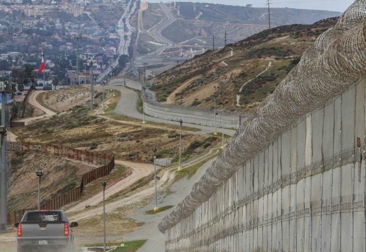 Τέξας: «Επαναφορά» του τείχους στα σύνορα με το Μεξικό