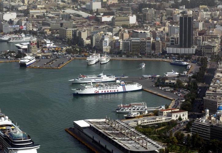 Πτώση οχήματος στο λιμάνι του Πειραιά