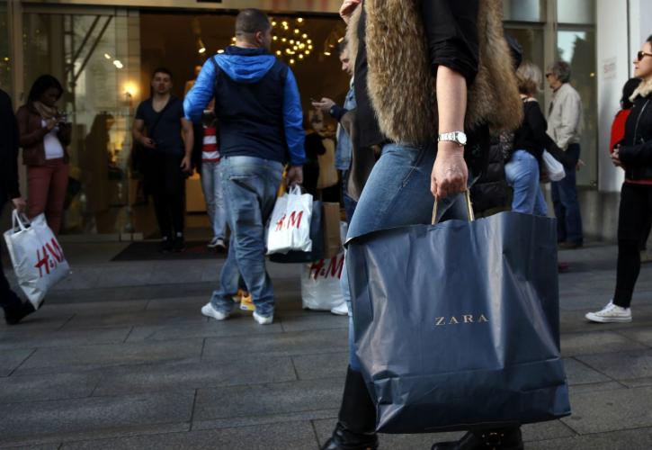 Ισπανία: Η Inditex θα χρεώνει όλες τις χάρτινες σακούλες από την επόμενη εβδομάδα