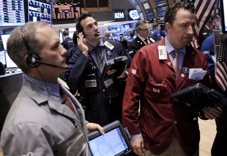 Η ανασφάλεια «αγκαλιάζει» τη Wall Street