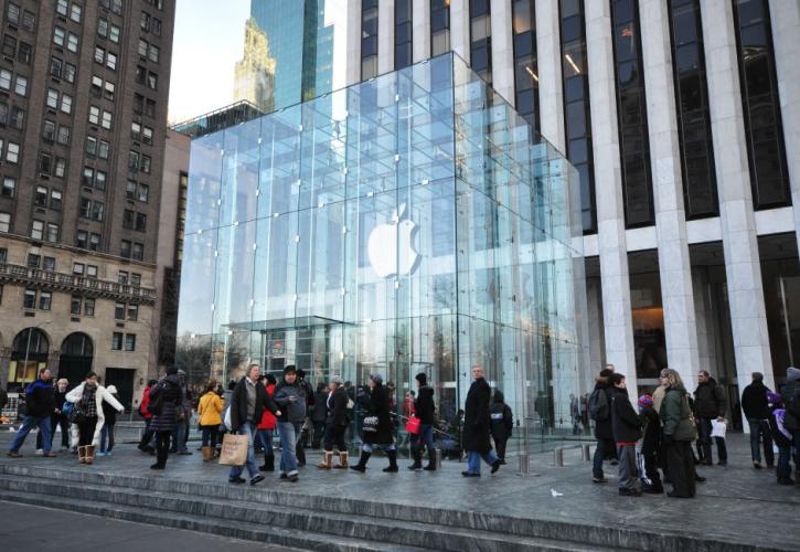 Φεύγει ο «κύβος» της Apple από το Μανχάταν (pics)