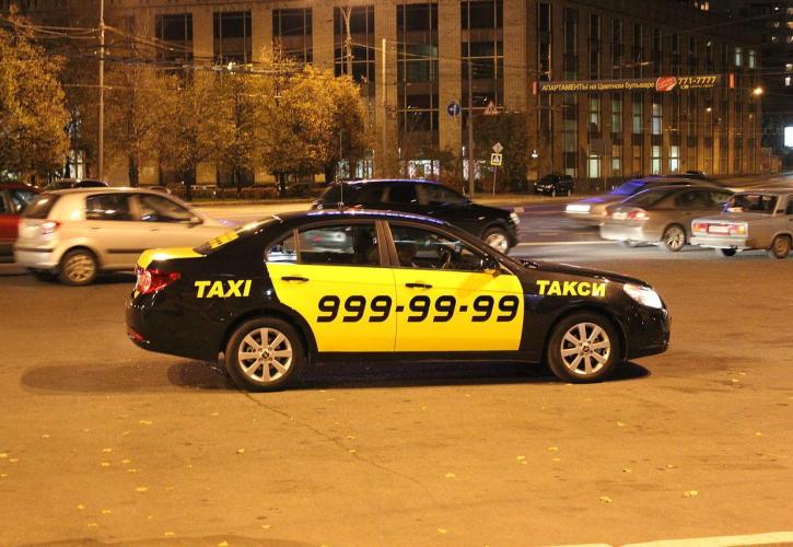 Ταξί προσφέρουν δωρεάν τις υπηρεσίες τους στην Αγία Πετρούπολη