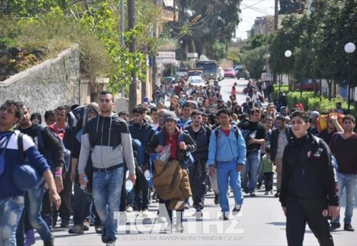 Πρόσφυγες και μετανάστες «δραπετεύουν» από το hot-spot της Χίου