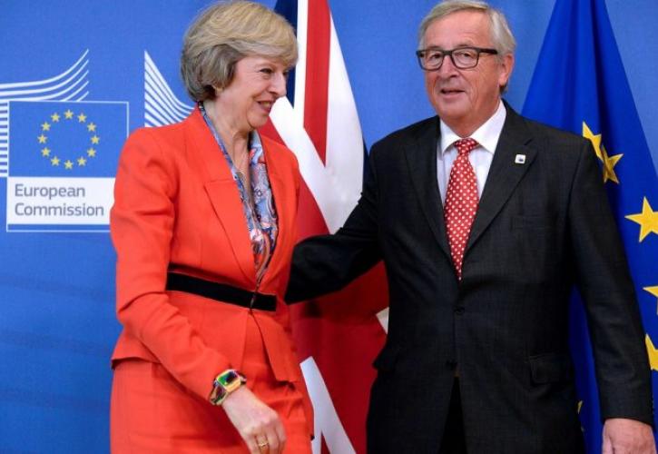 Βρετανία: Δεν ήταν «δύσκολη» η συνάντηση Μέι – Γιούνκερ