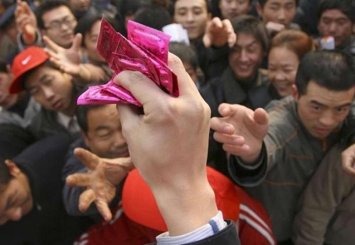 Η Κίνα βάζει φόρο στα προφυλακτικά για να μπουστάρει τις γεννήσεις