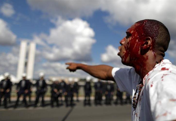 Βραζιλία: Διαδηλωτές έβαλαν φωτιά σε υπουργείο (vids)