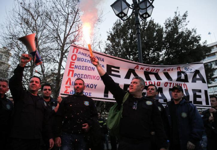 Ένστολοι επιχείρησαν να εισβάλλουν στη Βουλή