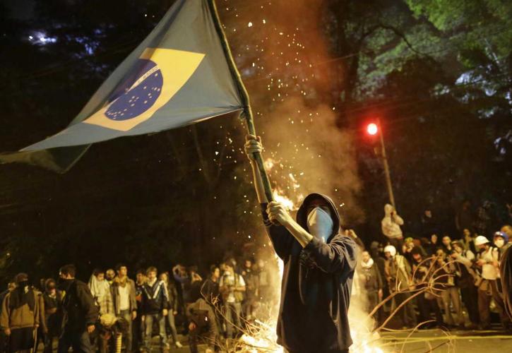Βραζιλία: Η Facebook ενέκρινε διαφημίσεις που προωθούν τη βία παρά τις ταραχές