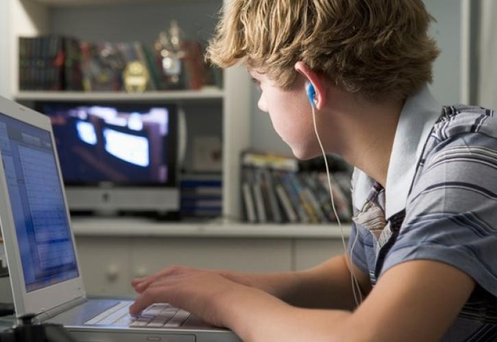 Ναρκωτικά και αλκοόλ «κερδίζουν» τις online προτιμήσεις των νέων