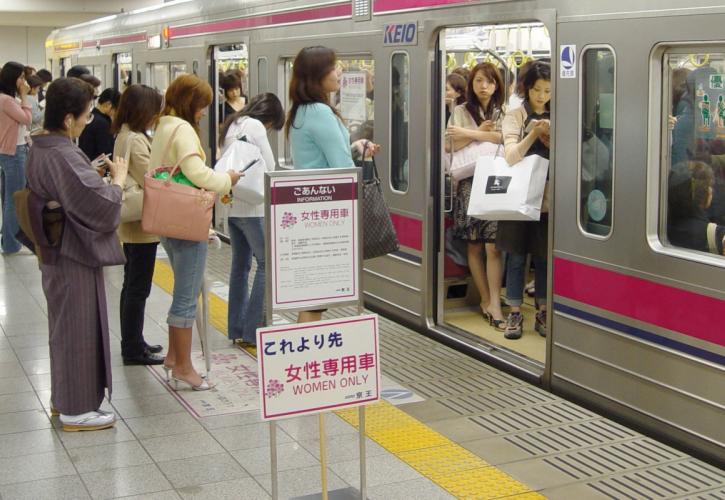 Κίνα: Συρμός του μετρό αποκλειστικά για γυναίκες (pics)
