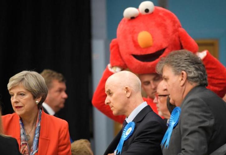 Πύρρειος νίκη για την Τερέζα Μέι