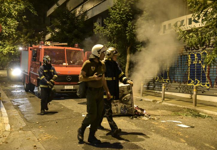 Επεισόδια τα ξημερώματα στα Εξάρχεια-Τραυματίστηκε ένας αστυνομικός