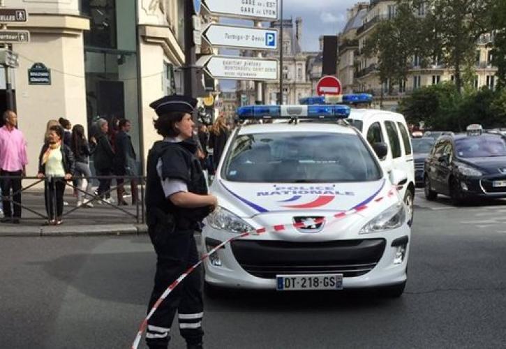 Συναγερμός στο Παρίσι για άνδρα που πυροβολεί από το μπαλκόνι του