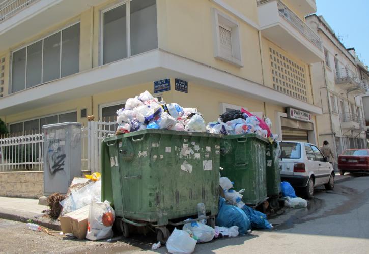 Στους δήμους η αποκομιδή σκουπιδιών από δρόμους για τους οποίους είχε ευθύνη η περιφέρεια
