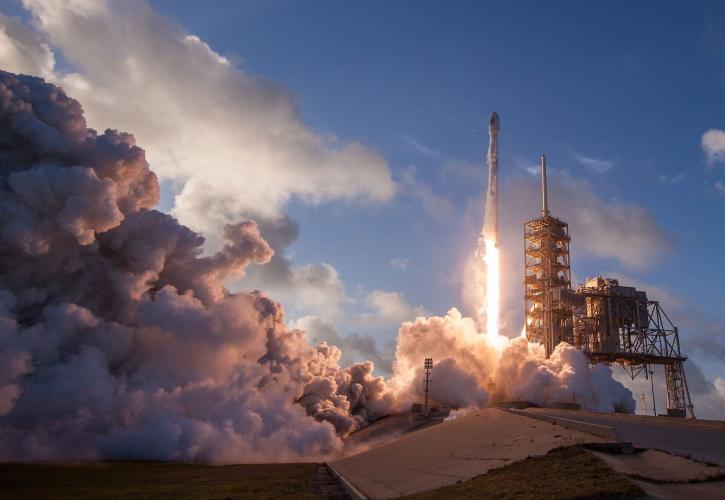 Εκτοξεύτηκε ο πύραυλος της SpaceX που μεταφέρει τέσσερις αστροναύτες στον Διεθνή Διαστημικό Σταθμό