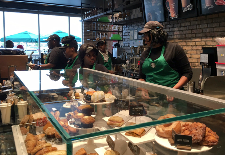 Starbucks: Υποχρεωτικός ο εμβολιασμός ή τα τεστ για τους εργαζόμενους των ΗΠΑ