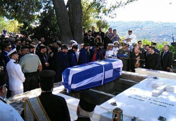 Στην κρητική γη αναπαύεται ο Κωνσταντίνος Μητσοτάκης (pics)